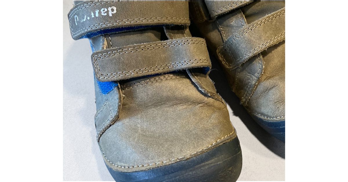 Odřené dětské starší botičky před renovací metalický krém na boty shoe cream